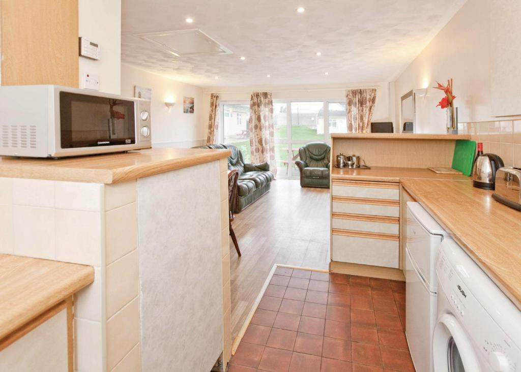 Kuchyň nebo kuchyňský kout v ubytování Anglesey Bungalows