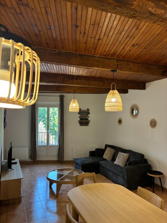 un salon avec un canapé et une table dans l'établissement Les Allée, à Riez