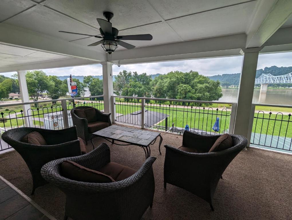 Riverboat Inn & Suites photo