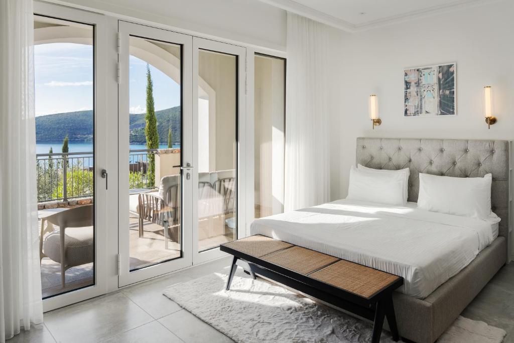 Кровать или кровати в номере Lustica Bay