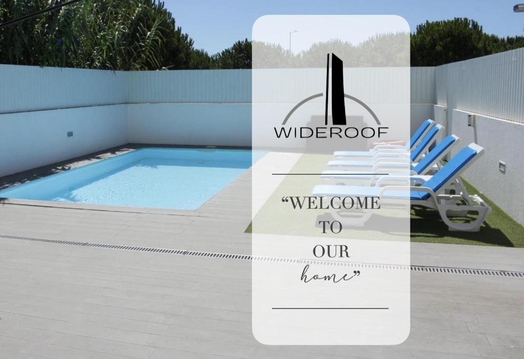 un cartello che recita benvenuti nelle nostre case con piscina di Lisbon Tagus River - Almada ad Almada