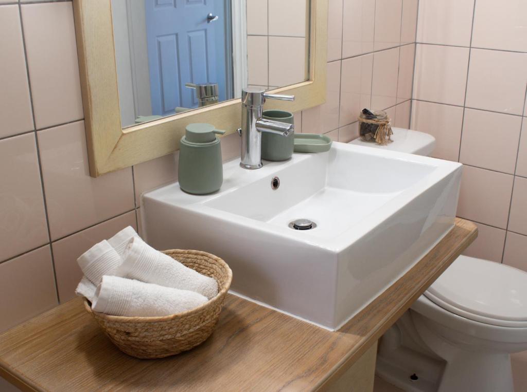 Koupelna v ubytování Theothea Suites