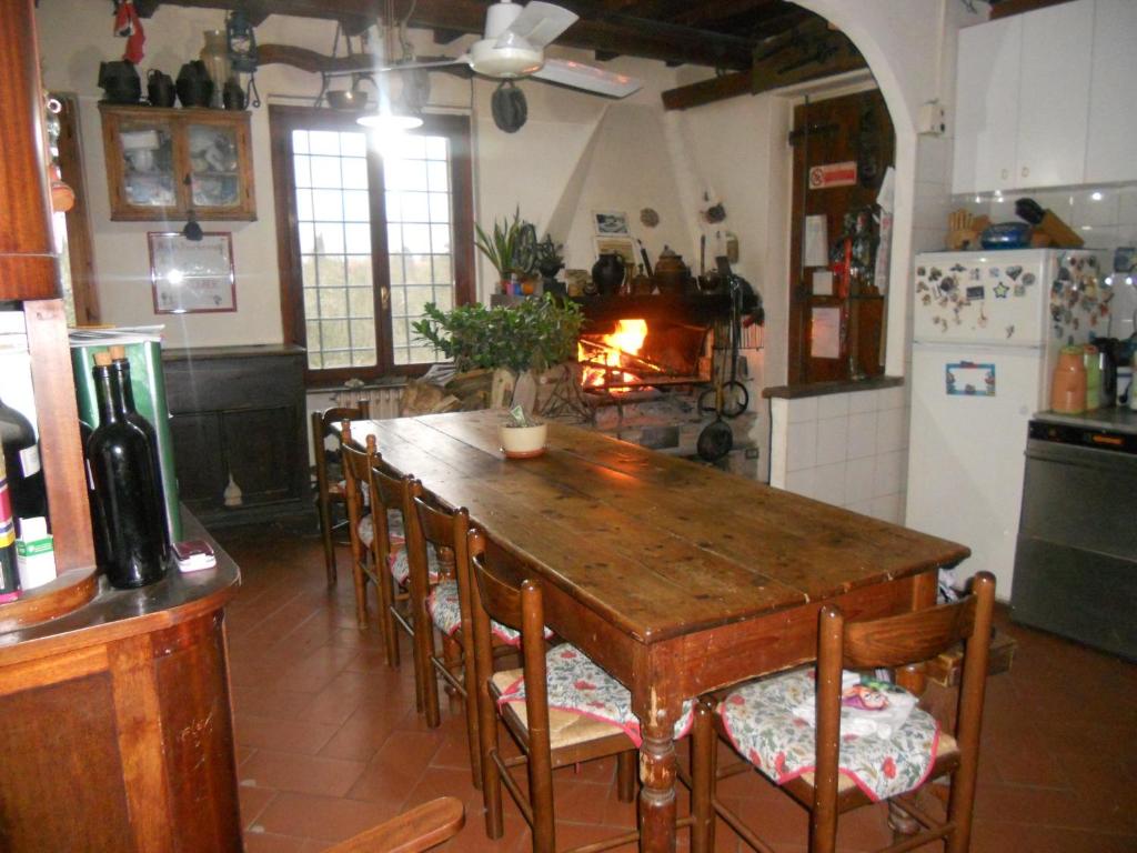 佛羅倫斯的住宿－安格如徹斯盧芳梅斯酒店，厨房配有大型木桌和椅子