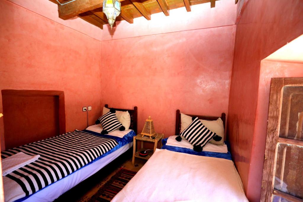 Postel nebo postele na pokoji v ubytování Atlas Kasbah Lodge