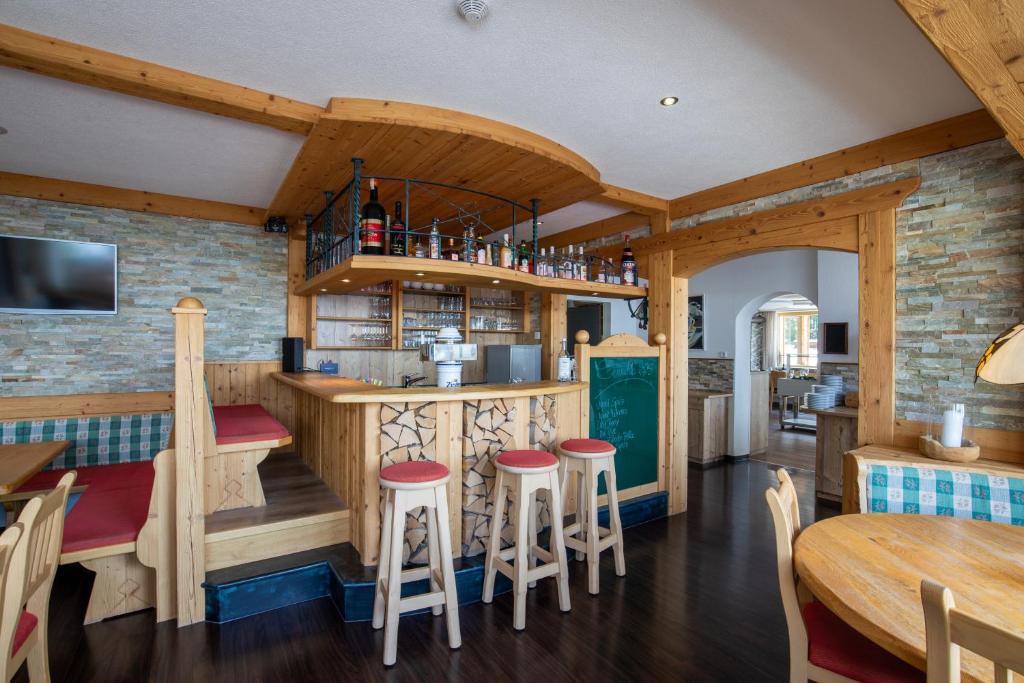 TV a/nebo společenská místnost v ubytování Hotel Pension Tyrol