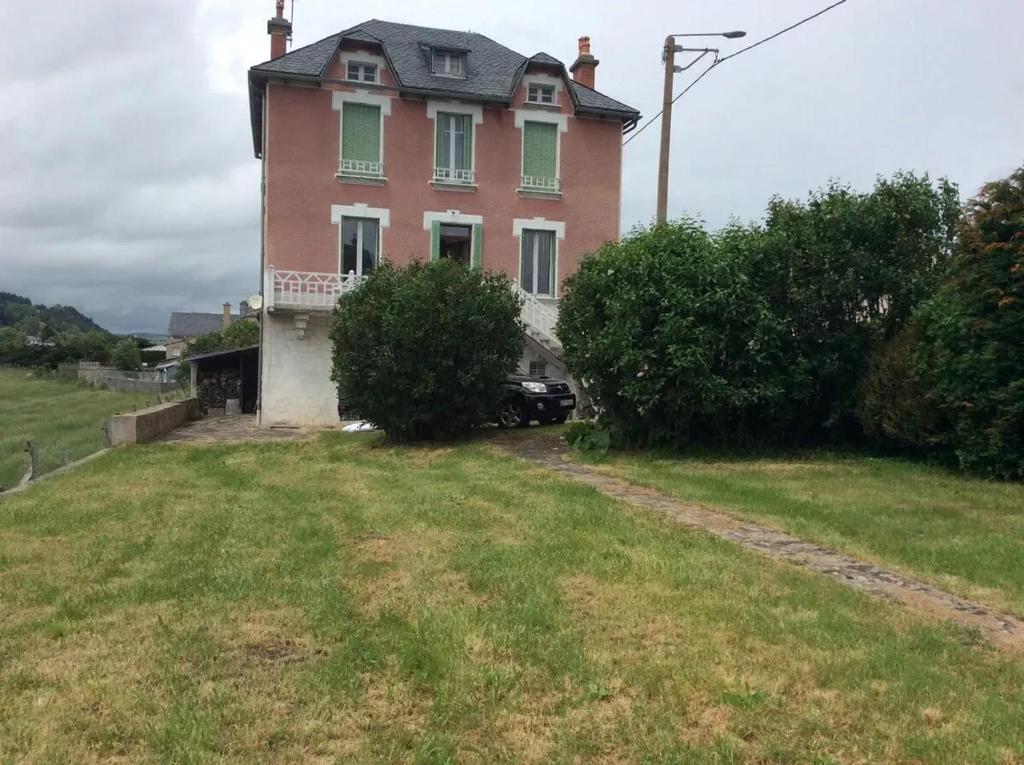 Maison confortable à Allanche avec jardin et barbecue