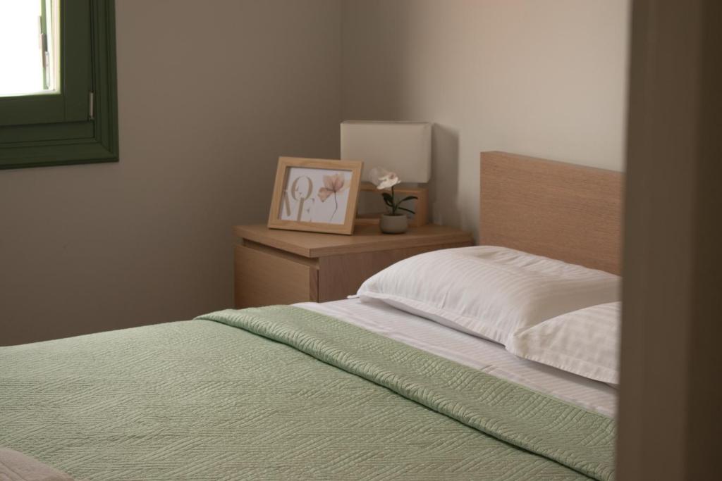 Postel nebo postele na pokoji v ubytování Theothea Suites
