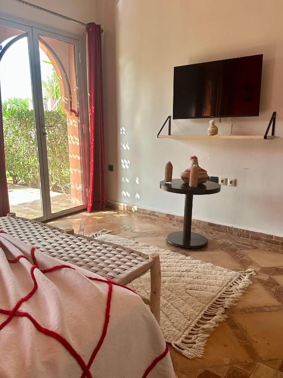 TV a/nebo společenská místnost v ubytování Le Rubis Oriental Marrakech