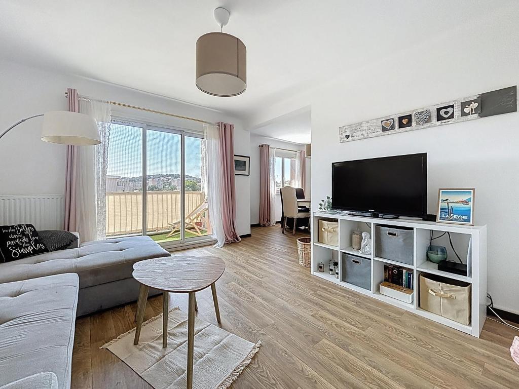 un salon avec un canapé et une télévision dans l'établissement Coeur de Mar Vivo, à La Seyne-sur-Mer