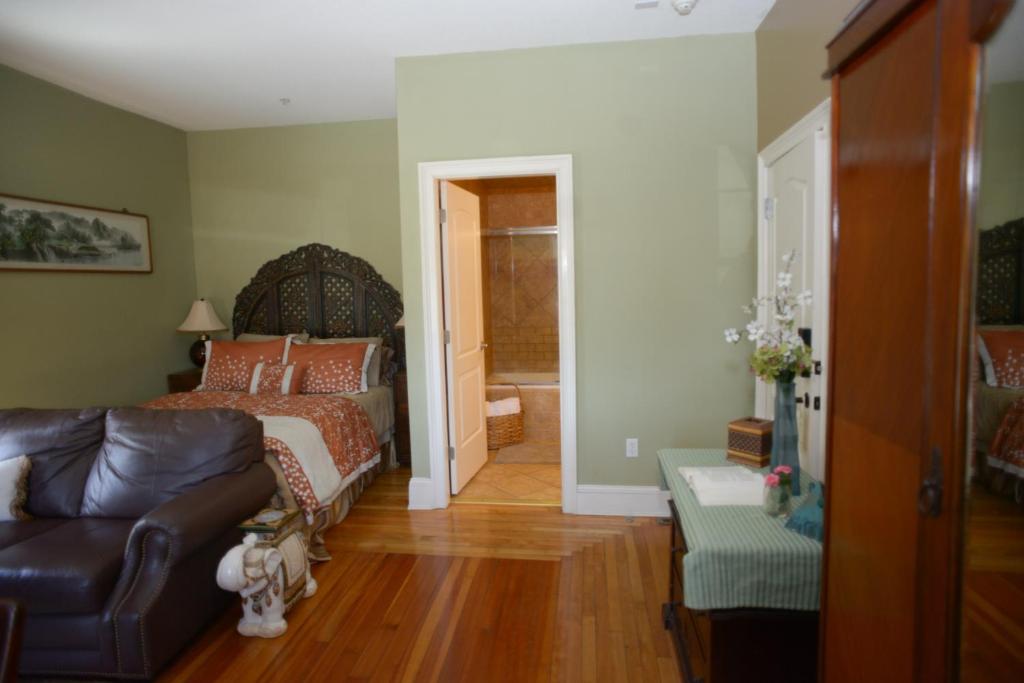 Naomi's Inn Bed & Breakfast - Queen Room - Disability Access