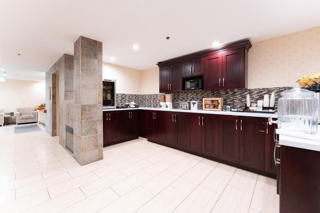 Kuchyň nebo kuchyňský kout v ubytování Prestige Aberdeen Lodge Kamloops