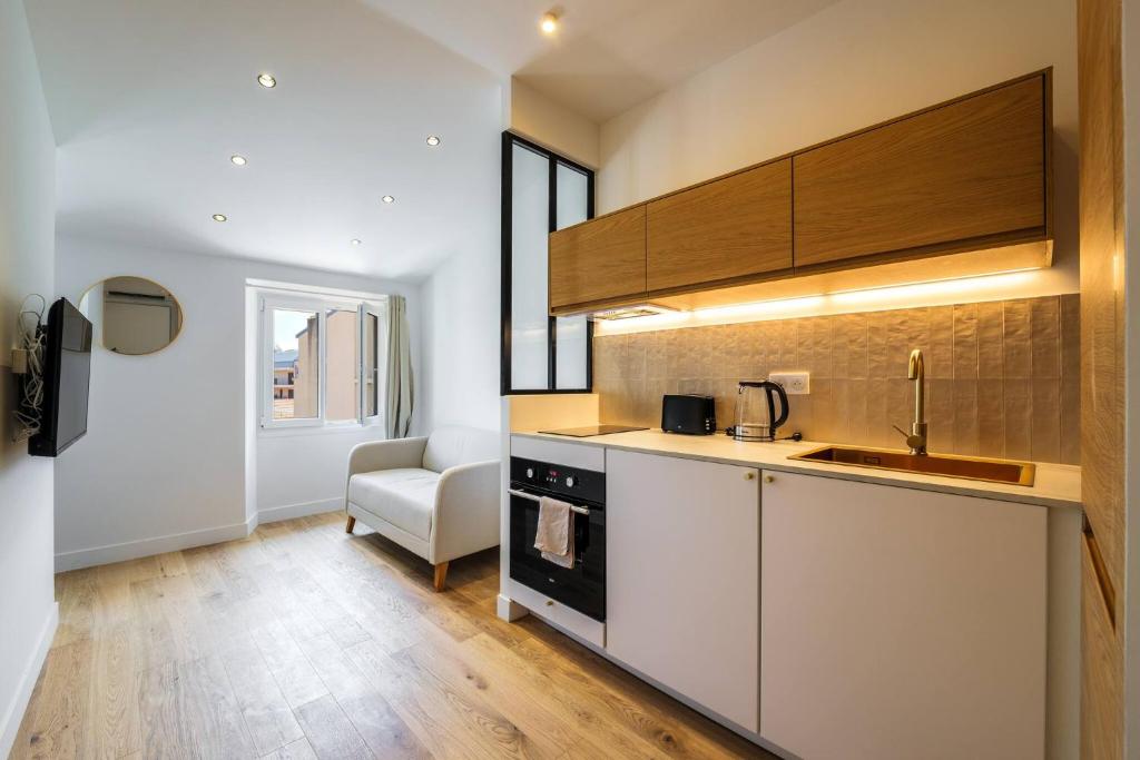 une cuisine avec un évier et une cuisinière four supérieur dans l'établissement Magnifique studio boulevard Gambetta - B, à Nice
