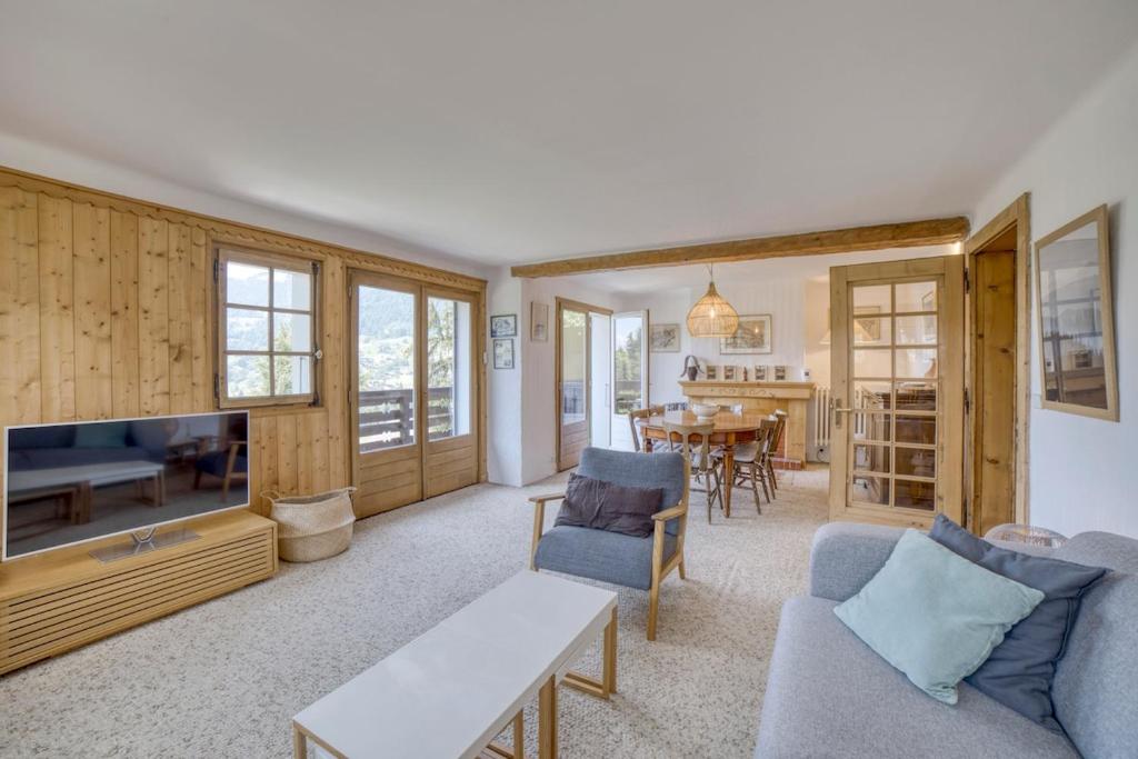 un salon avec un canapé et une télévision dans l'établissement Megève 4 seasons apartment, à Megève