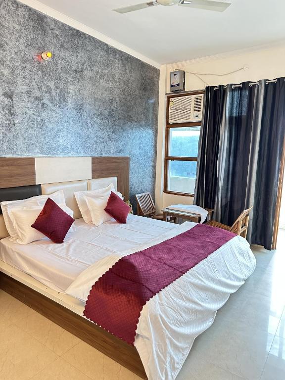 Voodi või voodid majutusasutuse Hotel Mist - Budget AC Rooms Near Chandigarh toas
