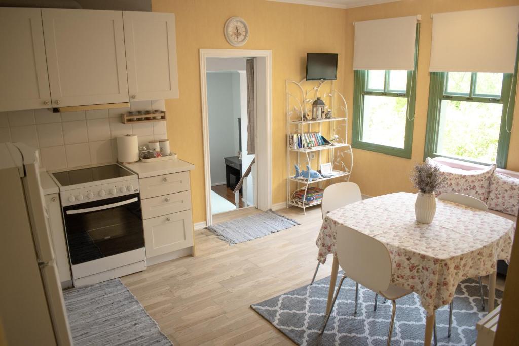 Kuchyň nebo kuchyňský kout v ubytování Theothea Suites