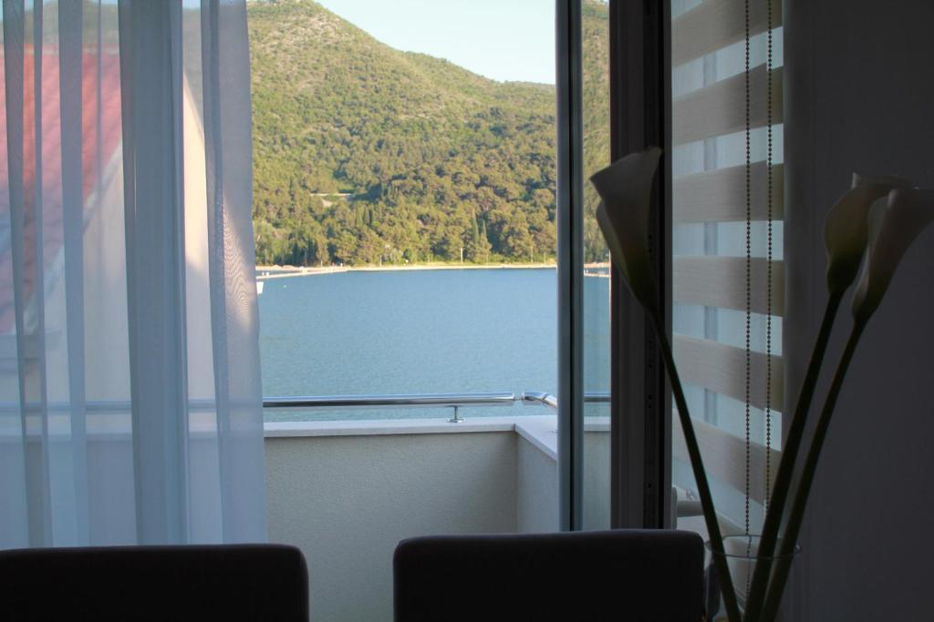 widok na jezioro z okna w obiekcie Villa Mar w mieście Slano