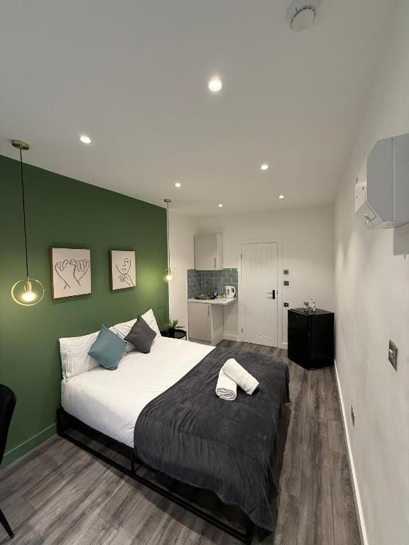 En eller flere senge i et værelse på Westfield Shopping Studios - 129 - Chic City Escape