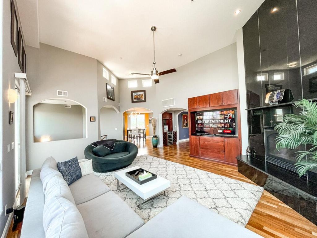 52nd Floor MagMile Penthouse Views Fireplace Pool - Airbnb