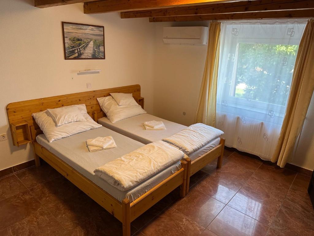 Postel nebo postele na pokoji v ubytování FÜRDŐ PANZIÓ