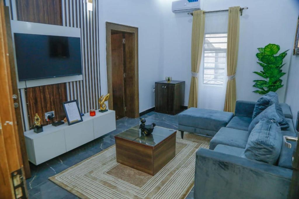 TV a/nebo společenská místnost v ubytování The Clifford Apartment Owerri