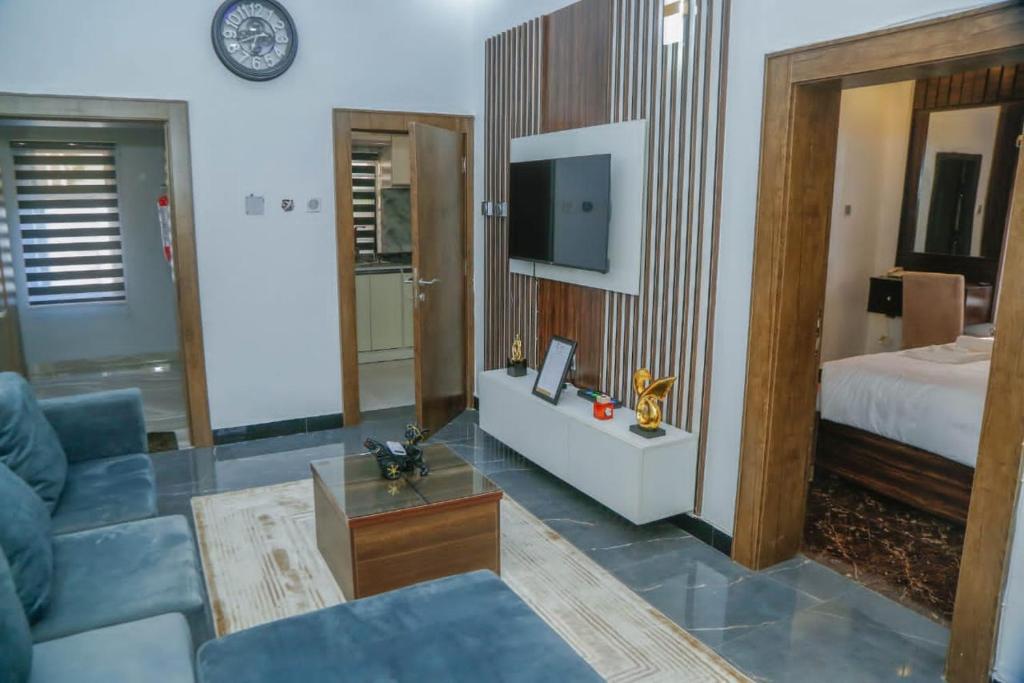 TV a/nebo společenská místnost v ubytování The Clifford Apartment Owerri