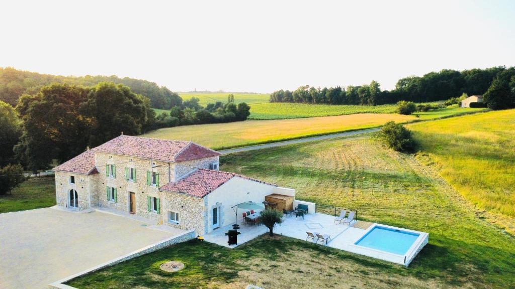 Photo de la galerie de l'établissement Maison entièrement rénovée avec piscine privative, à Esclottes