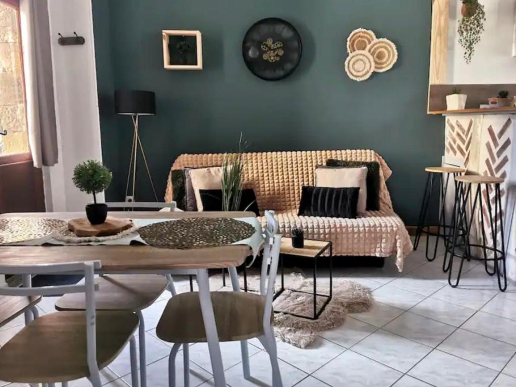 un salon avec un canapé et une table dans l'établissement Ô p'tit 44 Apt + terrasse dans le vieux Honfleur, à Honfleur