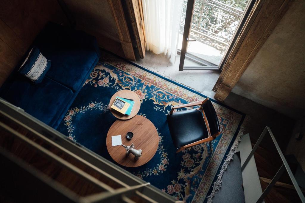 an overhead view of a room with a table and a couch at Guest Rooms Jardín Prim in Mexico City