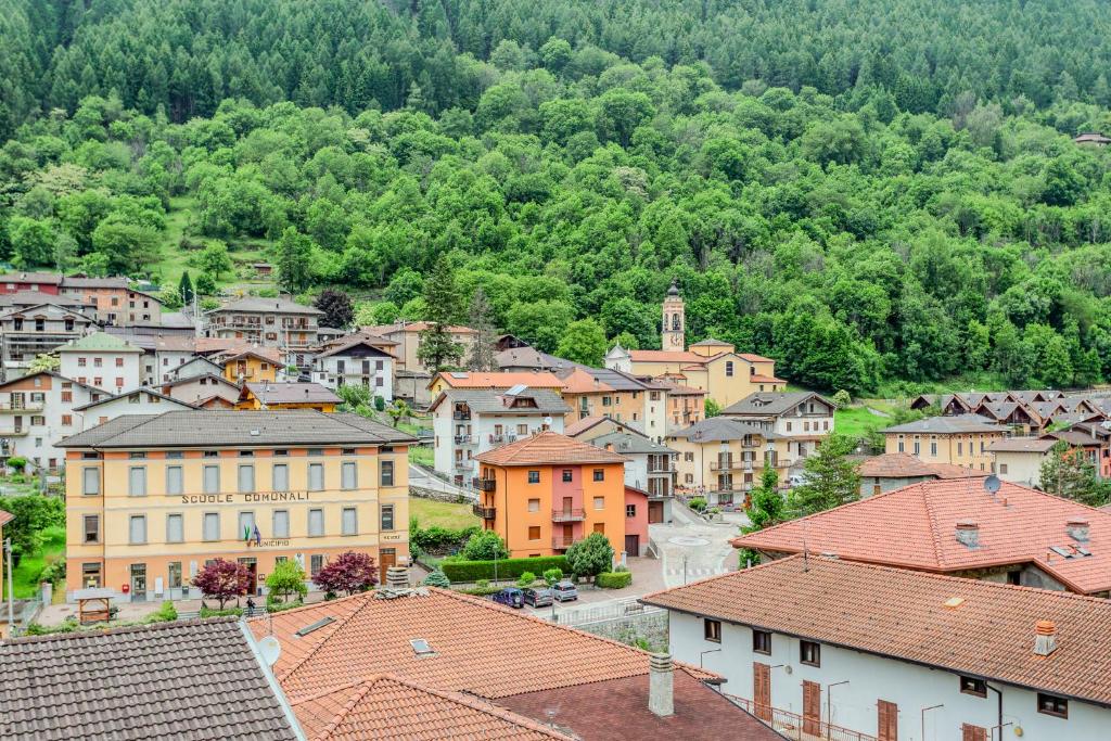un pueblo en las montañas con casas y árboles en Juri, en Al Solivo