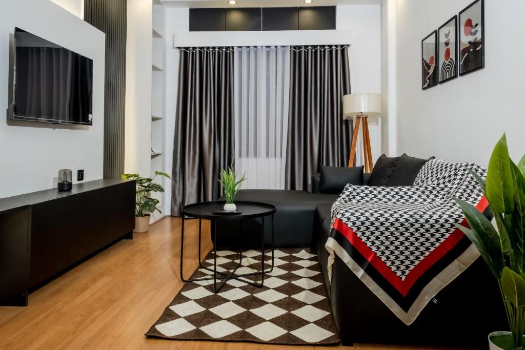 达卡Minimalist Apt at DAC Intl Airport Msg to Avail Special Offer for Flight Catcher的带沙发和桌子的客厅