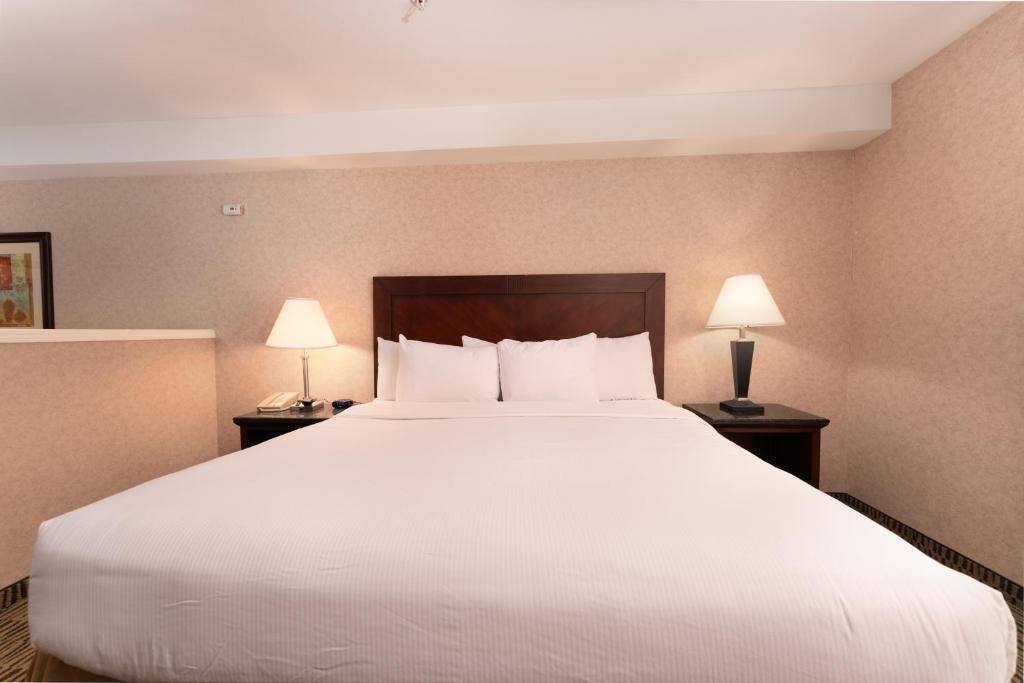 Postel nebo postele na pokoji v ubytování Prestige Aberdeen Lodge Kamloops