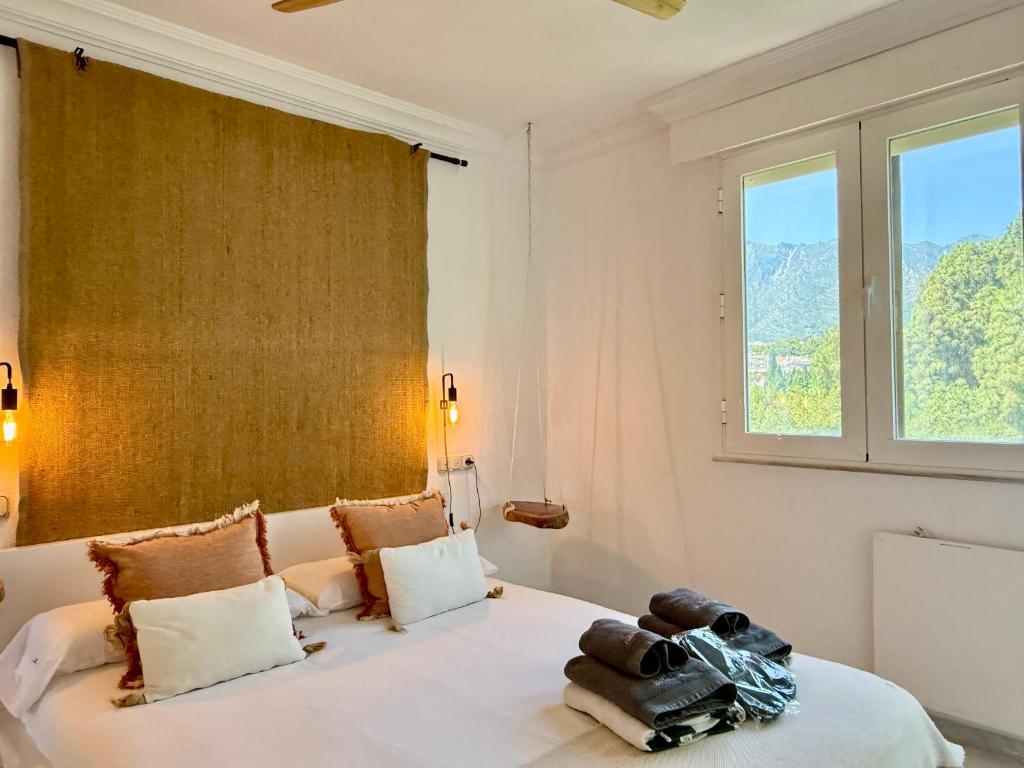 Postel nebo postele na pokoji v ubytování El Faro, Center Marbella Beachfront - EaW Homes
