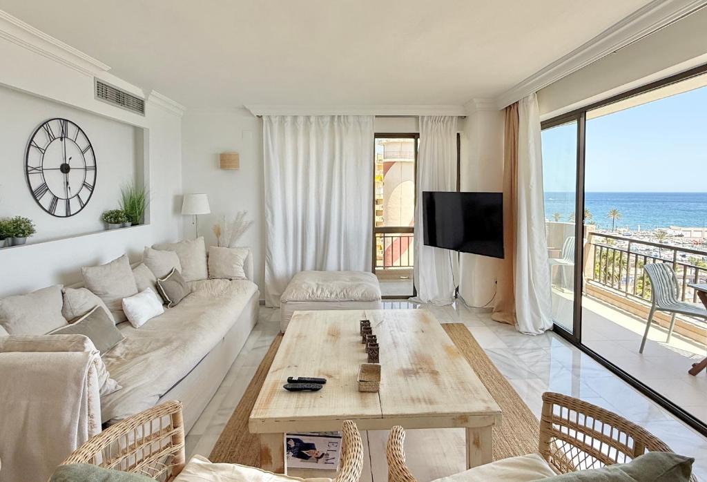 TV a/nebo společenská místnost v ubytování El Faro, Center Marbella Beachfront - EaW Homes