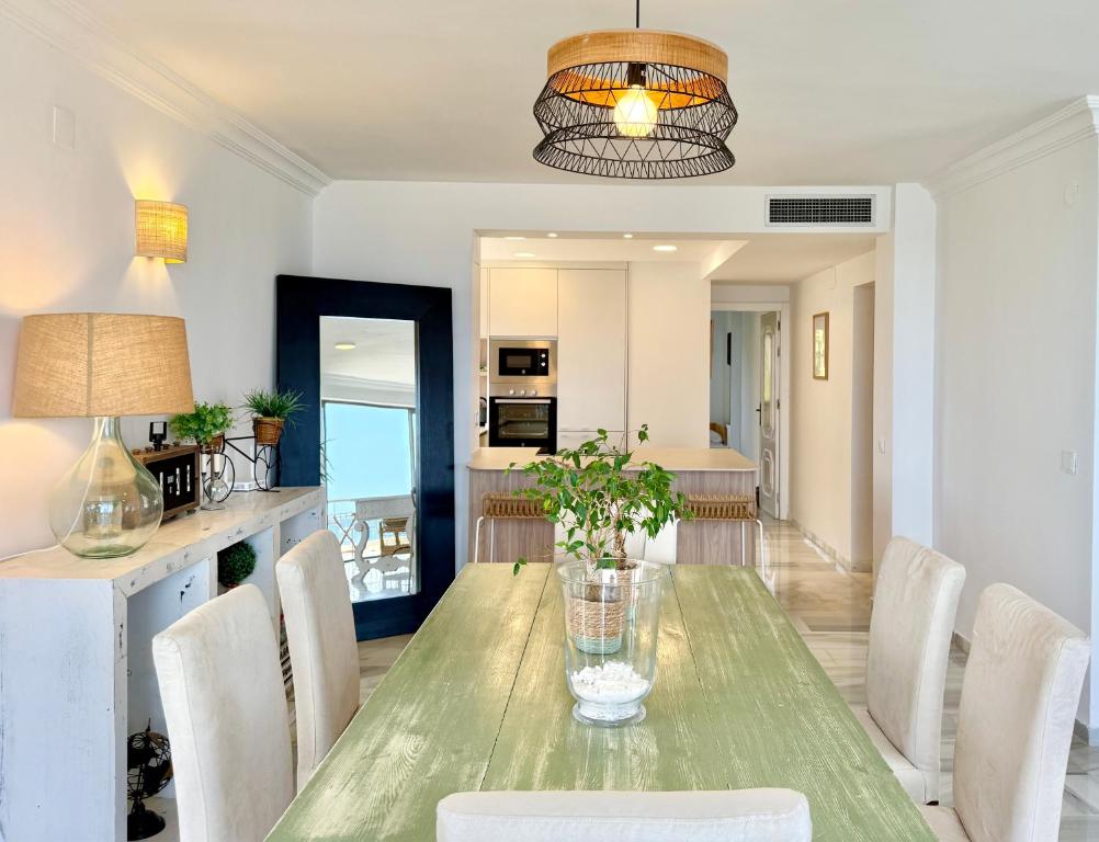Kuchyň nebo kuchyňský kout v ubytování El Faro, Center Marbella Beachfront - EaW Homes