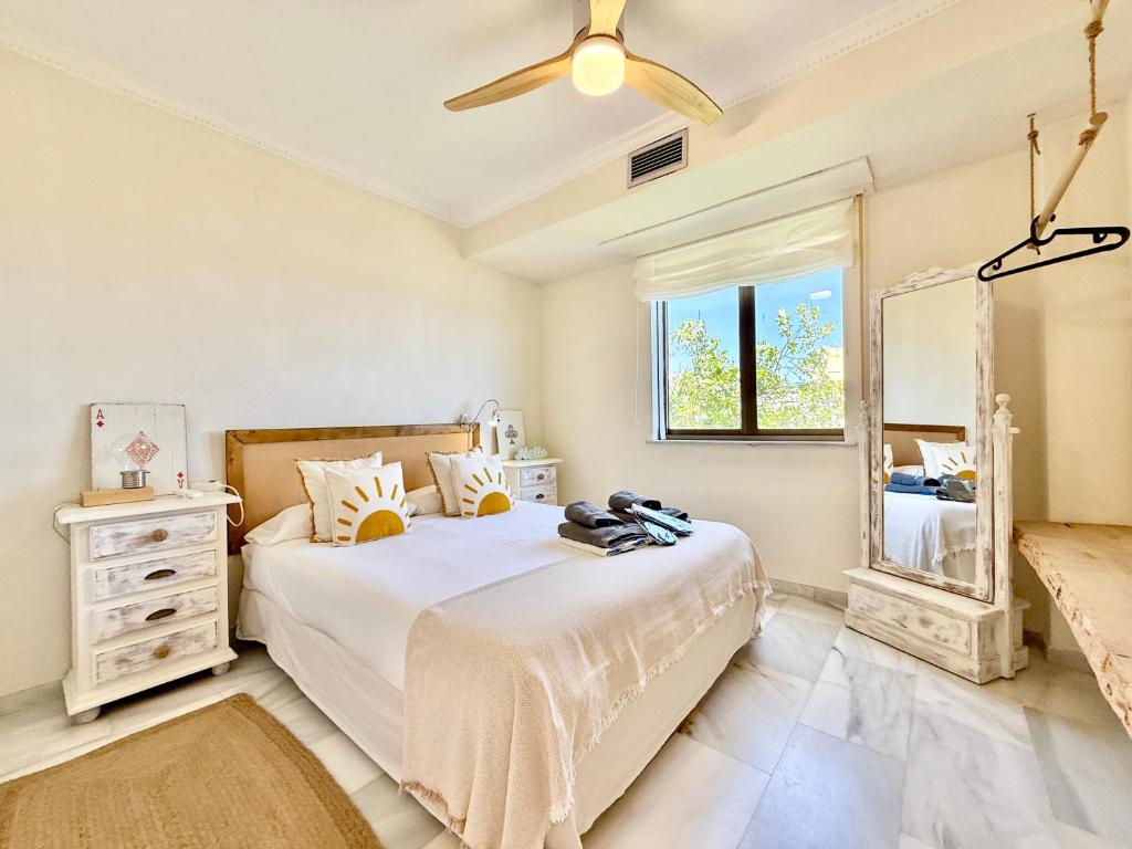 Postel nebo postele na pokoji v ubytování El Faro, Center Marbella Beachfront - EaW Homes