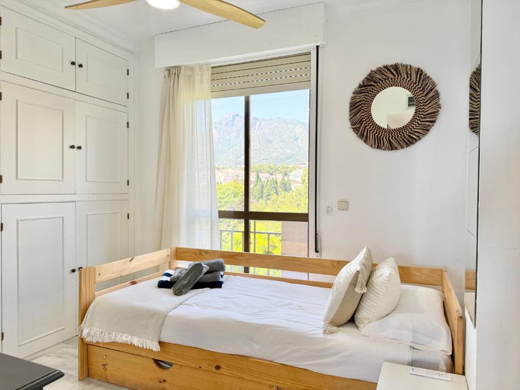 Postel nebo postele na pokoji v ubytování El Faro, Center Marbella Beachfront - EaW Homes