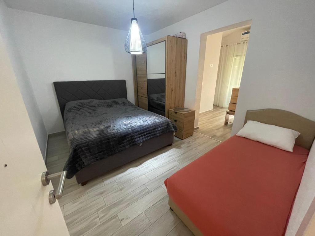 Ένα ή περισσότερα κρεβάτια σε δωμάτιο στο Asijaapartmani