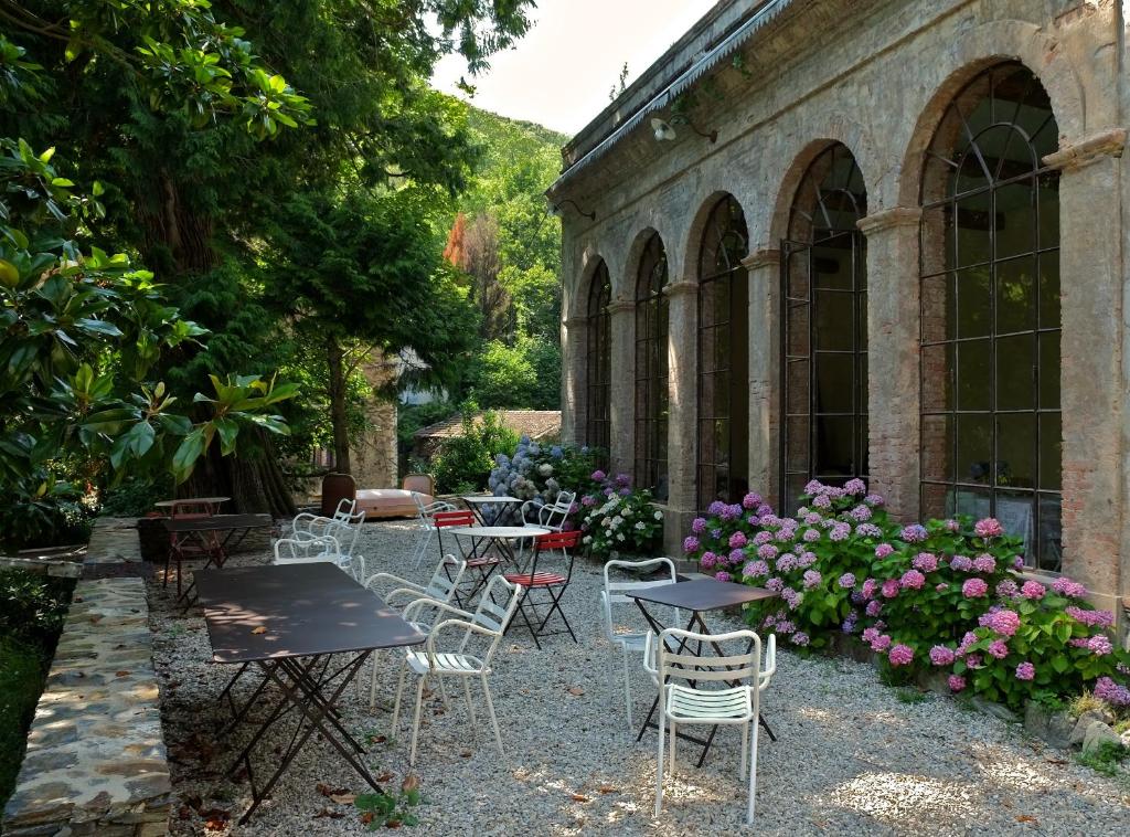 瓦勒羅蓋的住宿－Le Clarou，户外庭院设有桌椅和鲜花