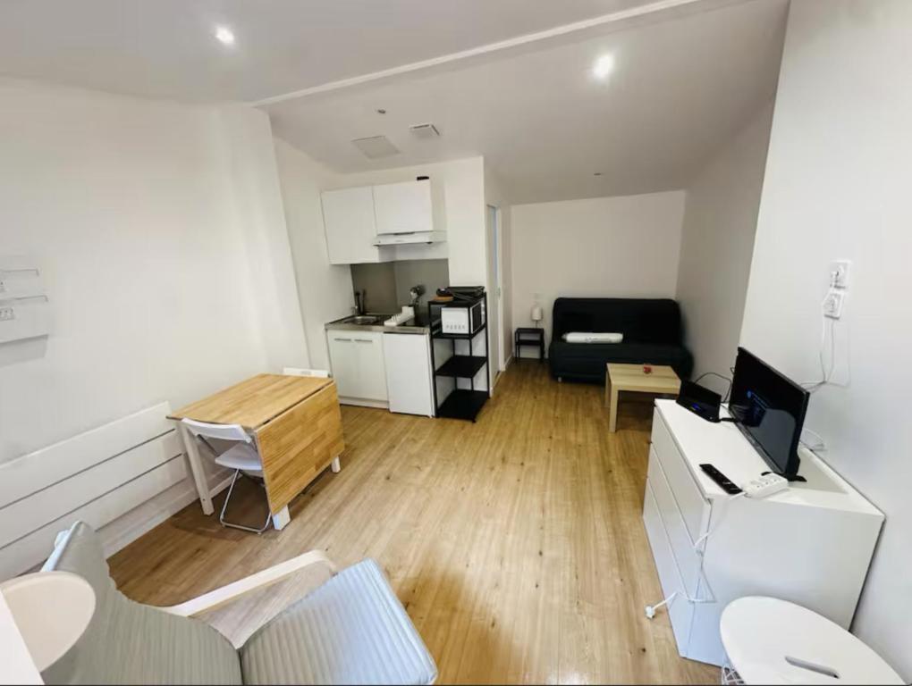 een kleine kamer met een keuken en een woonkamer bij Neuf lumineux et agréable en rdc avec terrasse - 33 in Dax