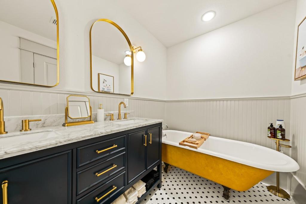 Gallery image of Downtown Bungalow with Hot Tub! in Weatherford