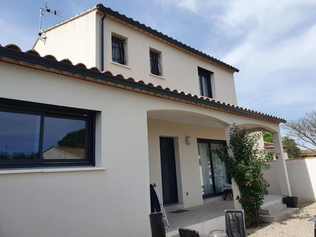 Cette maison blanche est dotée d'une grande fenêtre. dans l'établissement Maison moderne, à Marguerittes