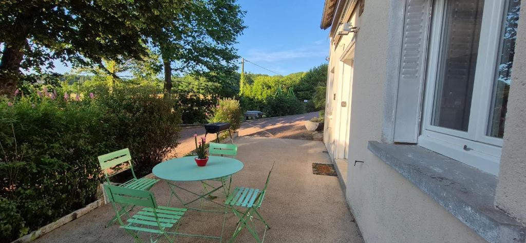 - une table et des chaises sur le côté de la maison dans l'établissement Clarallen, à Saint-Vaury