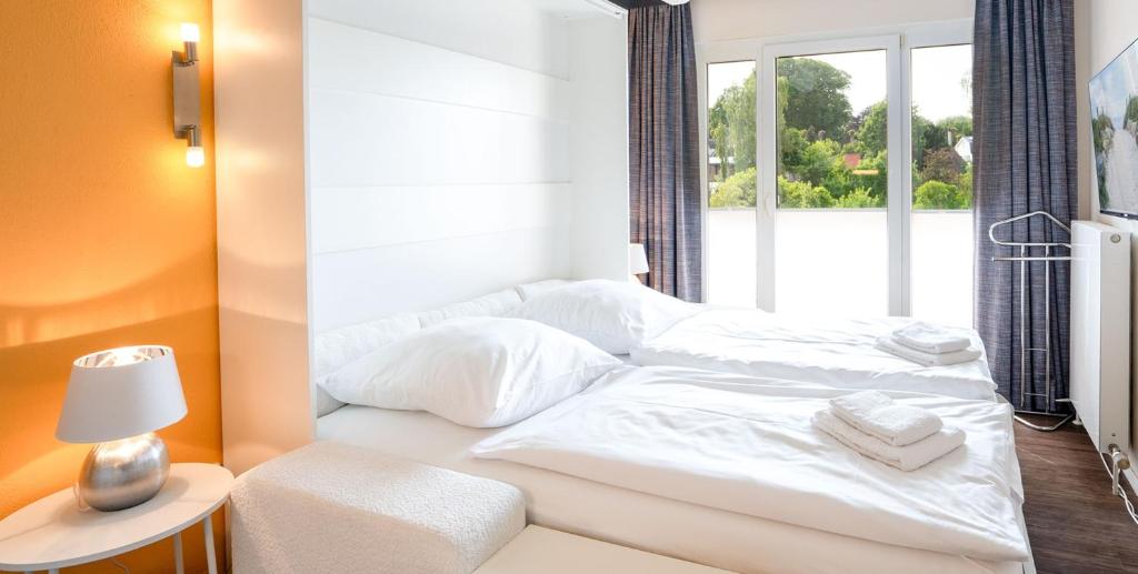 Postel nebo postele na pokoji v ubytování Das Solaris 18 Beach Apartment mit Gemeinschaftssauna und Grillplatz