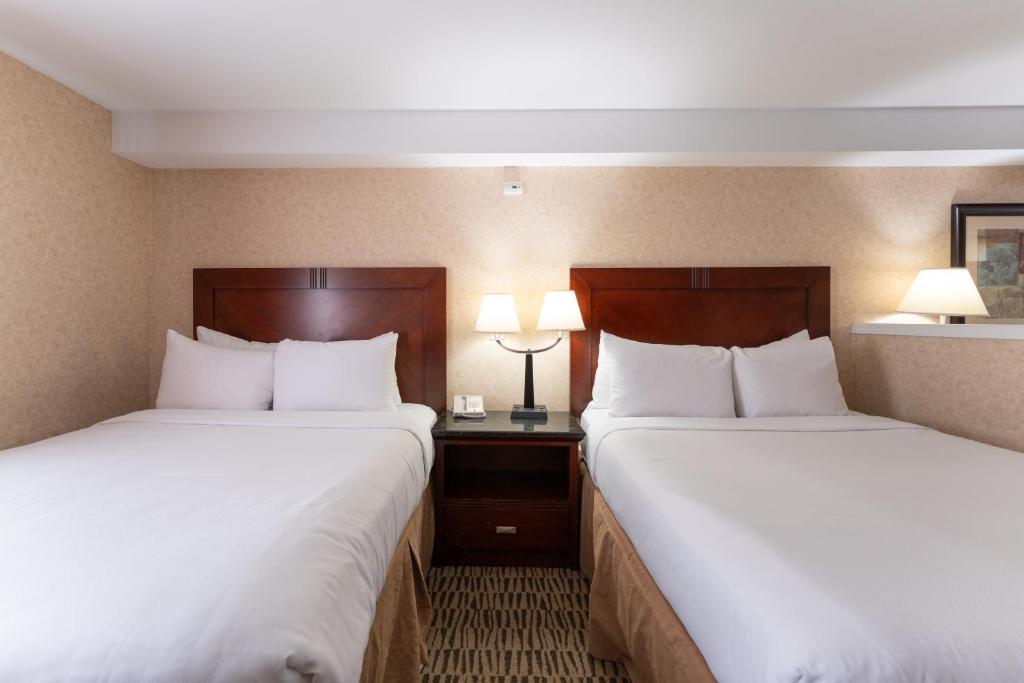 Postel nebo postele na pokoji v ubytování Prestige Aberdeen Lodge Kamloops