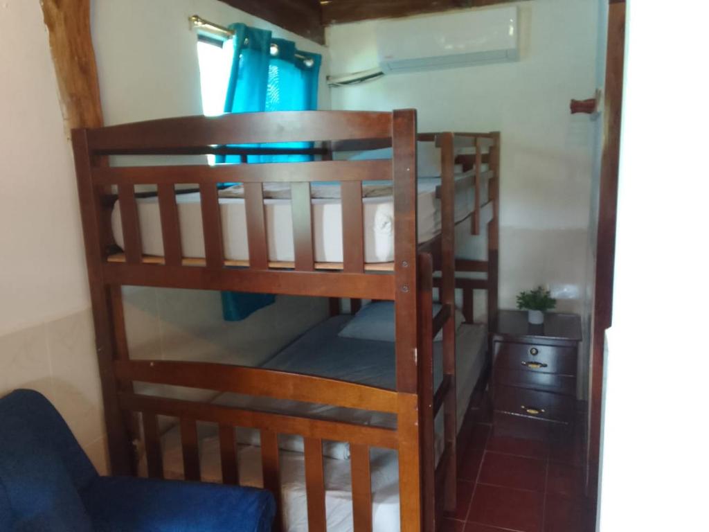 een stapelbed in een kamer met een ladder bij La Puerta de Malacatiupan in Atiquizaya