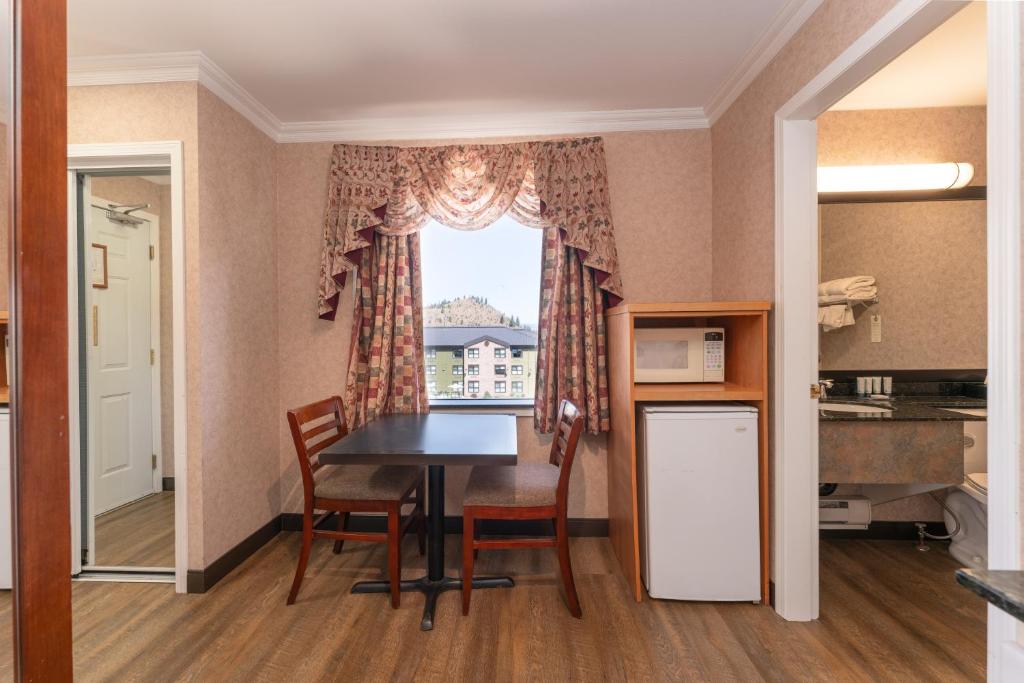 Kuchyň nebo kuchyňský kout v ubytování Prestige Aberdeen Lodge Kamloops