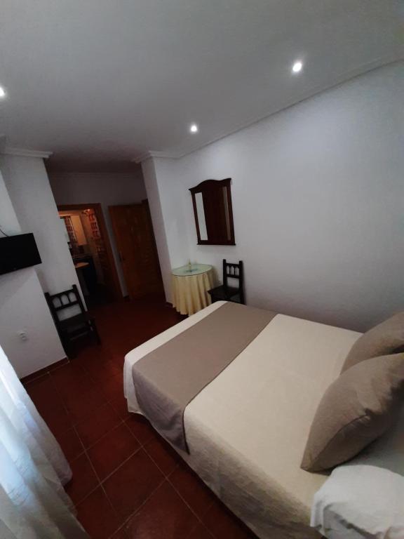 Postel nebo postele na pokoji v ubytování Hostal Bellas