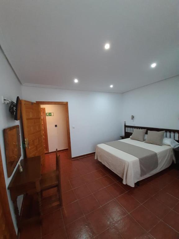 Postel nebo postele na pokoji v ubytování Hostal Bellas