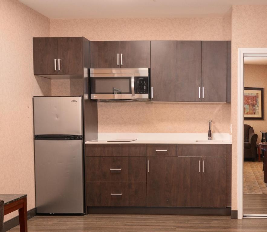 Kuchyň nebo kuchyňský kout v ubytování Prestige Aberdeen Lodge Kamloops