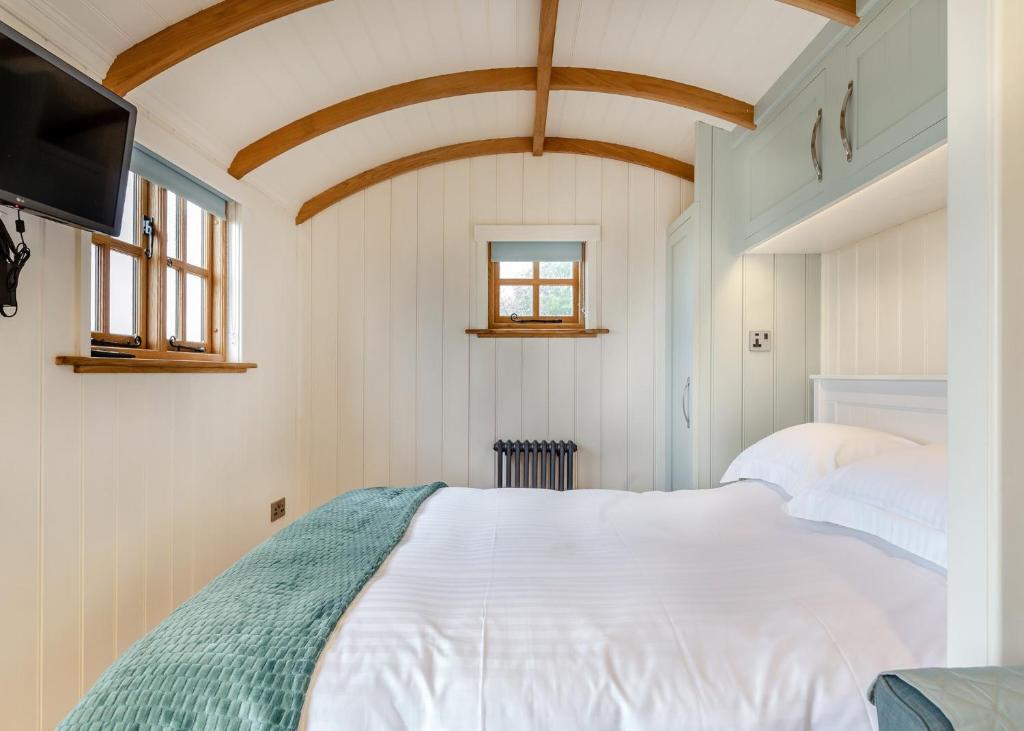 Postel nebo postele na pokoji v ubytování Beacon Shepherd Huts